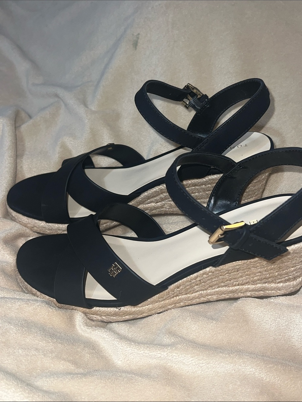 Tommy Hilfiger women’s black wedge Gallie sandal- size 9